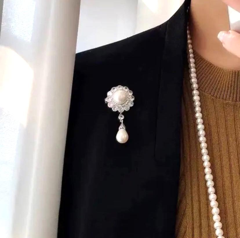 Vintage Style Silver Plated Inlaid Rhinestone with Resin Pearl Round Brooch